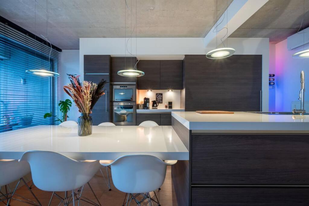 London 993 Loft 402