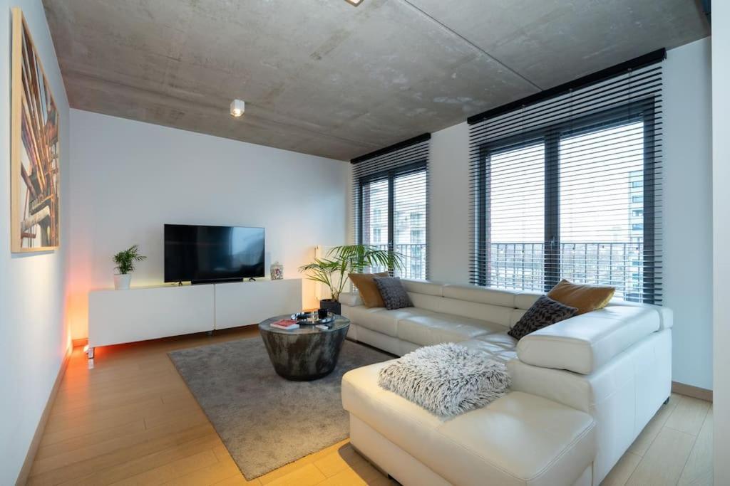 London 993 Loft 402