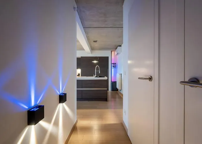 London 993 Loft 402