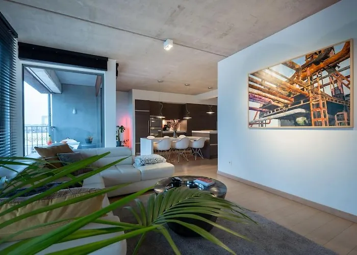 London 993 Loft 402