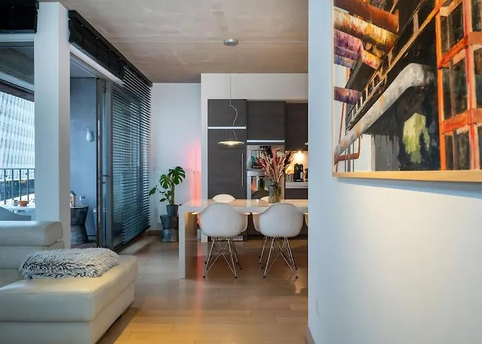 London 993 Loft 402