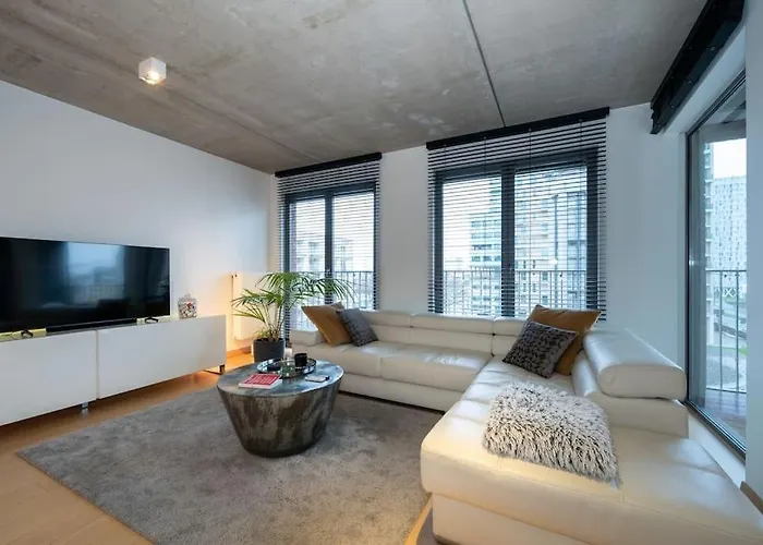 London 993 Loft 402