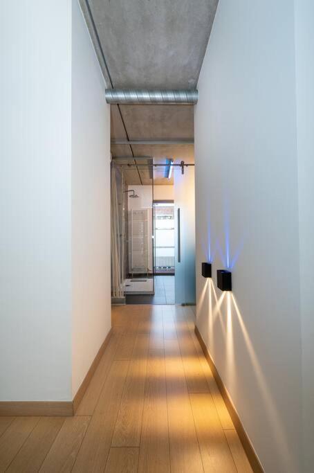 London 993 Loft 402 Apartment