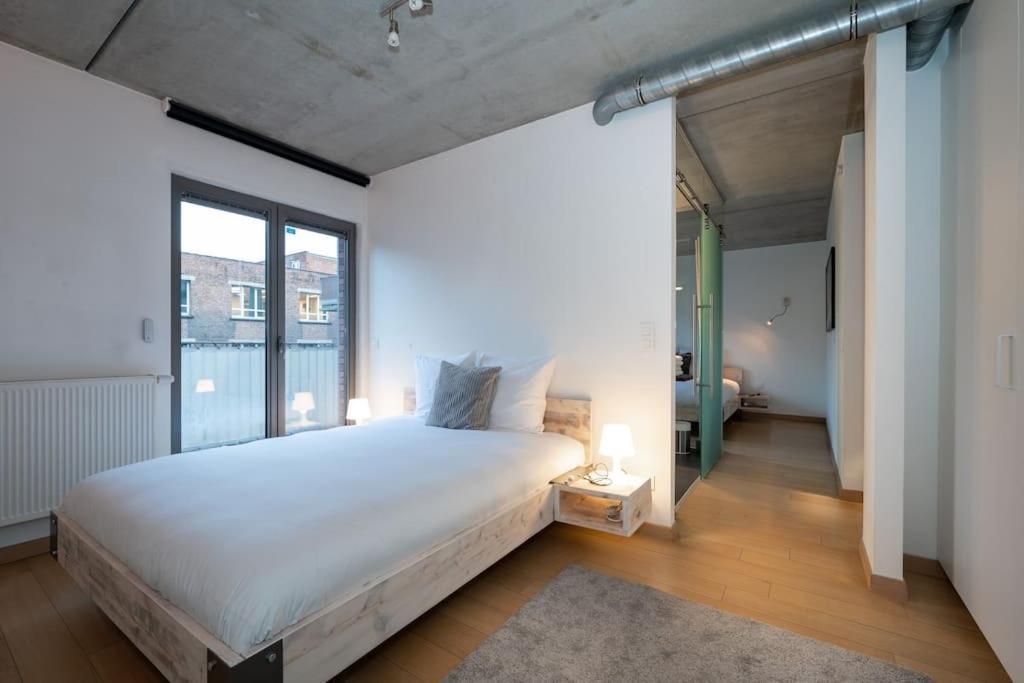 London 993 Loft 402 *