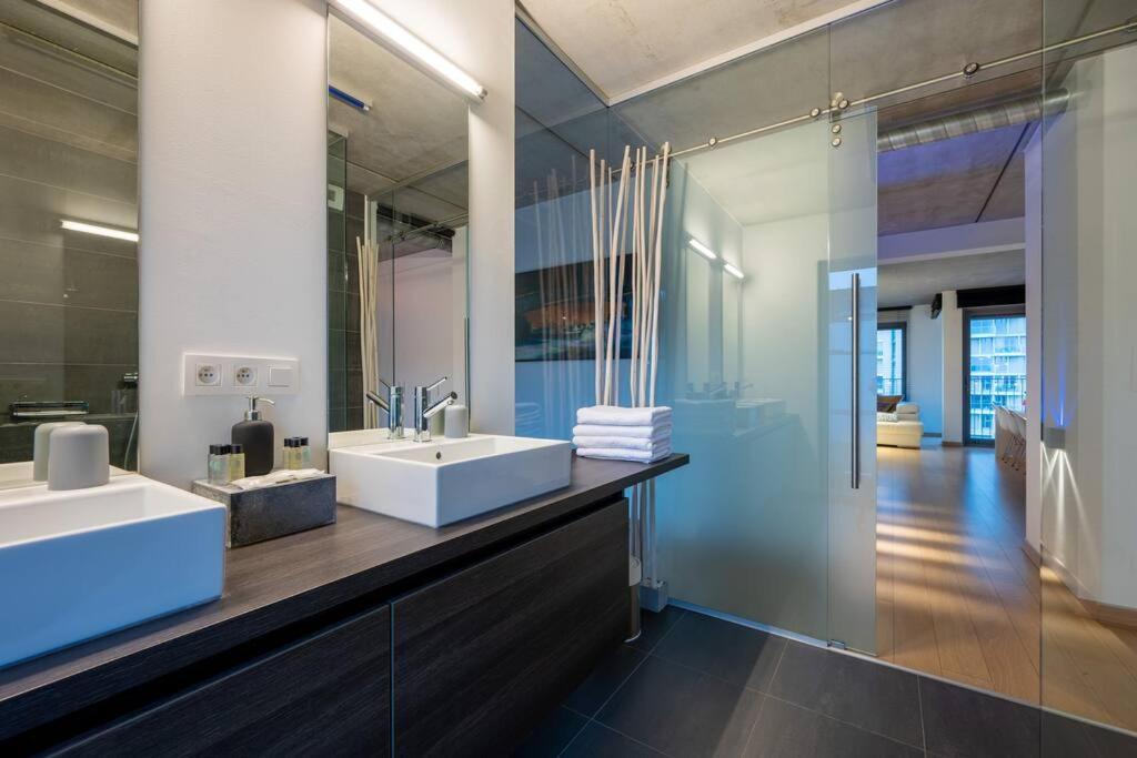 London 993 Loft 402