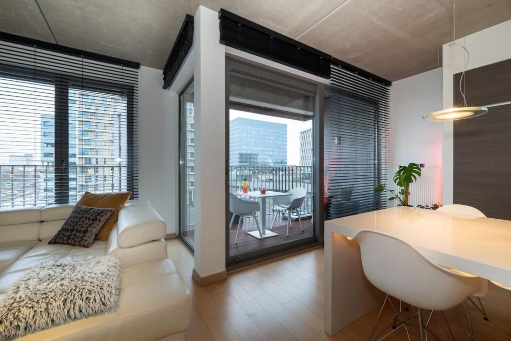 London 993 Loft 402 *