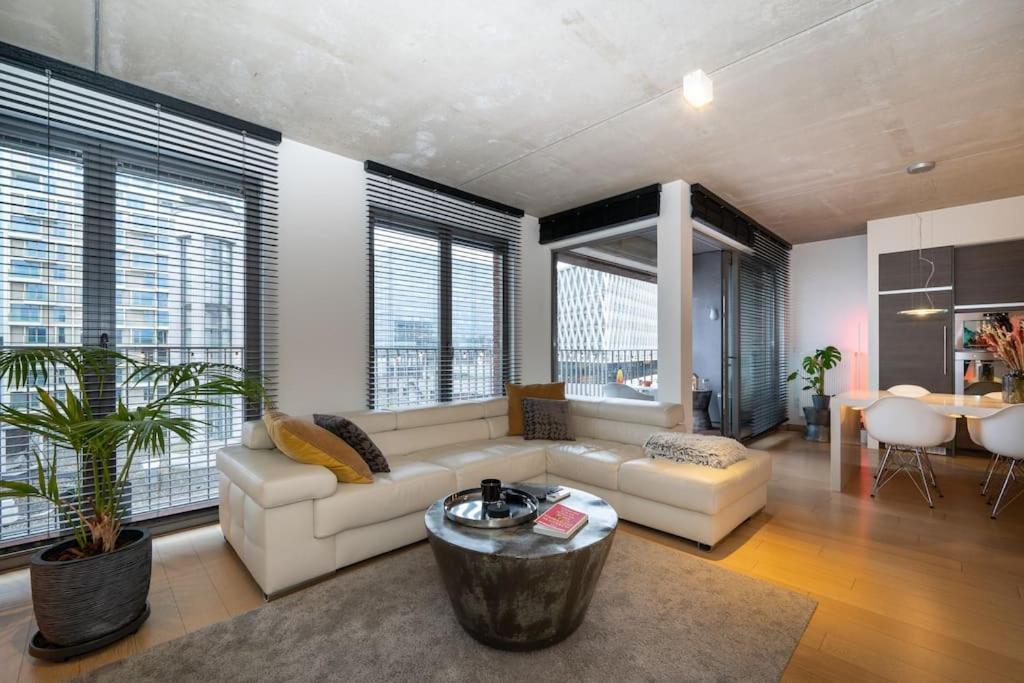 London 993 Loft 402 *