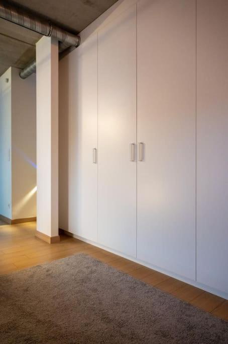 London 993 Loft 402 *